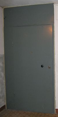 Дверь одностворчатая с глухими вставками в тамбур