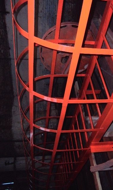 Ограждение вертикальной пожарной лестницы